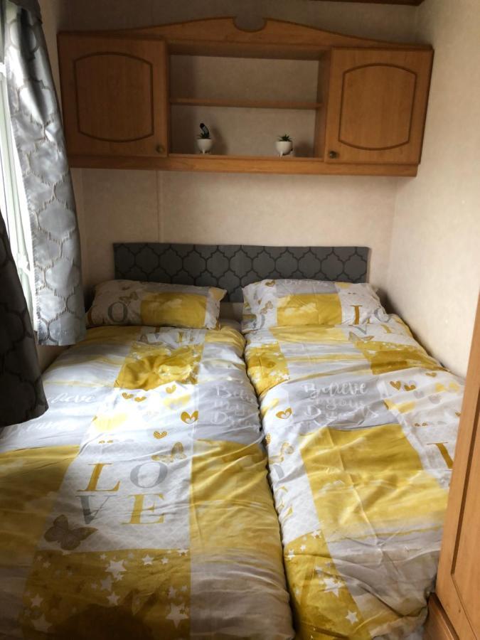 Lovely 3 Bedroom 8 Berth Caravan In Rhyl Exterior photo