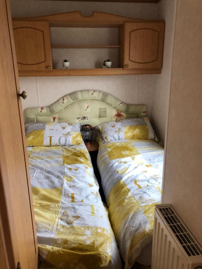 Lovely 3 Bedroom 8 Berth Caravan In Rhyl Exterior photo