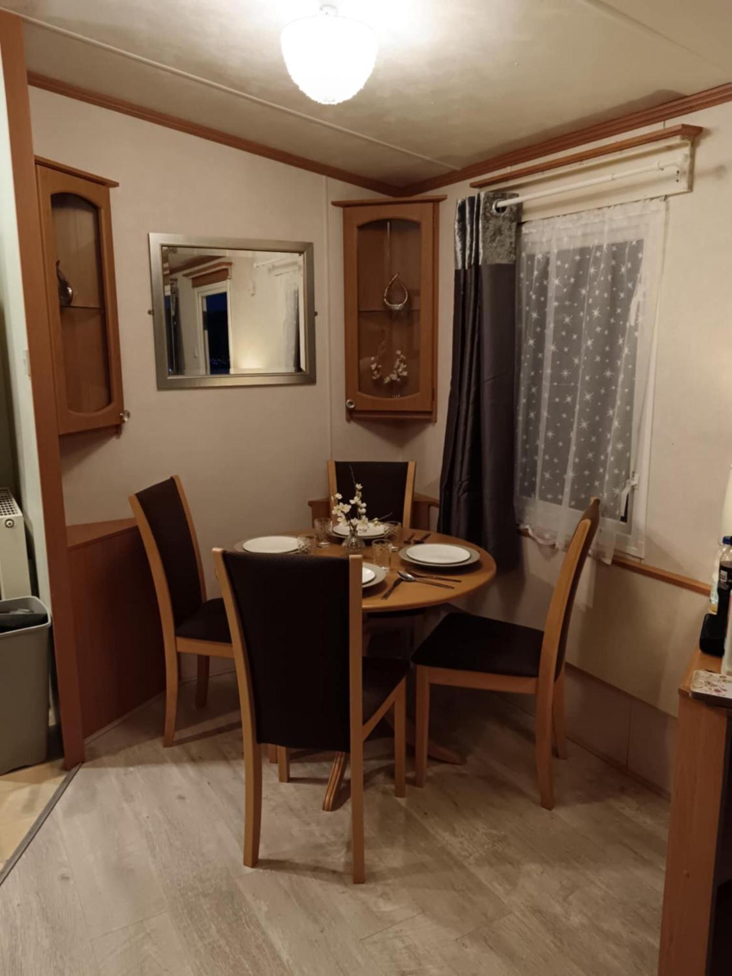 Lovely 3 Bedroom 8 Berth Caravan In Rhyl Exterior photo